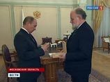 Глава Центризбиркома Владимир Чуров в ходе встречи с президентом России Владимиром Путиным вручил ему удостоверение главы государства Глава Центризбиркома Владимир Чуров в ходе встречи с президентом России Владимиром Путиным вручил ему удостоверение главы государства