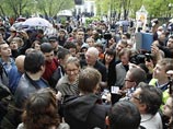ОМОН задержал десятки "гуляющих" по Москве оппозиционеров, в том числе Навального и Собчак ОМОН задержал десятки "гуляющих" по Москве оппозиционеров, в том числе Навального и Собчак