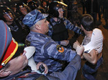 В среду утром ОМОН в очередной раз за последние двое суток разогнал участников народных гуляний у станции метро "Баррикадная" в центре Москвы