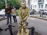 В украинских городах националисты установили статуи "писающего" Сталина 