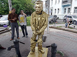 В украинских городах националисты установили статуи "писающего" Сталина В украинских городах националисты установили статуи "писающего" Сталина