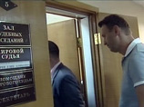 Оппозиционный политик Алексей Навальный, доставленный в суд за участие в незаконных публичных мероприятиях, своей вины не признал
