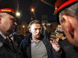 Навальный рассказал в суде: "В пять утра я приехал на Баррикадную. Там действительно были люди, но они не выкрикивали лозунги, ни к чему не призывали. В 6 утра ОМОН выбежал из автомобилей и начал задерживать собравшихся, в том числе и меня" Навальный рассказал в суде: "В пять утра я приехал на Баррикадную. Там действительно были люди, но они не выкрикивали лозунги, ни к чему не призывали. В 6 утра ОМОН выбежал из автомобилей и начал задерживать собравшихся, в том числе и меня"