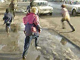 В Москве подростки атаковали полицейских и разбили битами стекла их автомобиля