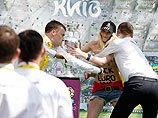 Полуголые активистки движения FEMEN атаковали футбольный Кубок чемпионата Европы 