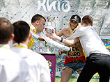 Полуголые активистки движения FEMEN атаковали футбольный Кубок чемпионата Европы Полуголые активистки движения FEMEN атаковали футбольный Кубок чемпионата Европы