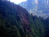 У горы Салак на Западной Яве с рассветом во вторник продолжили искать останки погибших и обломки самолета