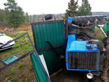 В Томской области неуправляемый трактор протаранил остановку с пенсионерами: погиб человек 
