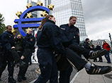 Он размещался перед зданием Европейского центрального банка. Около 150 человек, разбивших лагерь, протестовали таким образом "против капитализма" как антидемократической и бесчеловечной социальной системы