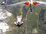 Устроив шоу над Альпами, скайдайверы заглянули в глаза пролетавшим рядом пилотам (ВИДЕО)