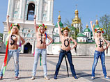 10 апреля пятеро активисток женской организации FEMEN провели акцию протеста против лишения женщин права на аборт, забравшись на колокольню Софийского собора в Киеве