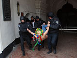 Суд пощадил участниц FEMEN за акцию на колокольне Софии Киевской: уголовное дело отменено
Суд пощадил участниц FEMEN за акцию на колокольне Софии Киевской: уголовное дело отменено