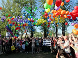 Около 100 представителей секс-меньшинств провели в центре Санкт-Петербурга вечером в четверг акцию, посвященную "международному дню борьбы с гомофобией", которая обернулась жестокими нападениями на ее участников Около 100 представителей секс-меньшинств провели в центре Санкт-Петербурга вечером в четверг акцию, посвященную "международному дню борьбы с гомофобией", которая обернулась жестокими нападениями на ее участников
