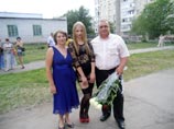 Матери девушки, учителю украинского языка и литературе, стало плохо прямо во время экзамена, утверждает Life News. В школу пришлось вызывать скорую помощь
