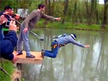 Новый хит YouTube: жениха на мальчишнике разыграли с прыжком на тарзанке