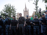 Молодой человек лет 25-ти подъехал на роликах к полицейским, "показал свое достоинство" и попытался вскрыть себе вены на левой руке, сообщил столичный главк официально Молодой человек лет 25-ти подъехал на роликах к полицейским, "показал свое достоинство" и попытался вскрыть себе вены на левой руке, сообщил столичный главк официально