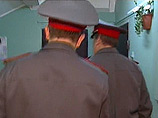 Рано утром во вторник к квартире Ежова в Рязани заявились сотрудники военкомата при поддержке полицейских и оперативников в штатском и требовали открыть им дверь, чтобы доставить оппозиционера на призывной пункт