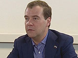 Медведев официально вступил в "Единую Россию", став первым в истории РФ партийным премьером 
