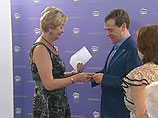 Медведев получил партбилет "Единой России", став премьером-уникумом
