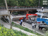 В Сочи "КамАЗ" снес строящийся мост, под завалами погибли двое 