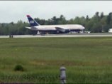 В США экстренно сел самолет из Парижа: пассажирка сообщила, что в ее теле спрятана бомба В США экстренно сел самолет из Парижа: пассажирка сообщила, что в ее теле спрятана бомба