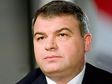 Сохранившего пост министра обороны Анатолия Сердюкова собирались снять и даже подбирали кандидатов на эту должность, утверждают информированные источники