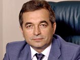 Евгений Школов родился 31 августа 1955 года в городе Дрезден (ГДР). В 1977 году окончил Ивановский энергетический институт. Действительный государственный советник Российской Федерации 1 класса