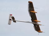 Знаменитый швейцарский экспериментальный самолет Solar Impulse на солнечных батареях, год назад совершивший свой первый круглосуточный полет, в четверг отправился в межконтинентальный рейс