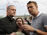 Освобожденный из-под стражи Навальный объяснил "гуляющим": он не будет их лидером Освобожденный из-под стражи Навальный объяснил "гуляющим": он не будет их лидером