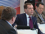 Медведев велел единороссам выбирать начальников и скидываться: "Деньги - это мерило" Медведев велел единороссам выбирать начальников и скидываться: "Деньги - это мерило"