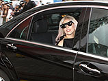 Lady Gaga по прибытии в ночь на четверг в аэропорт "Дон Мыанг" в Бангкоке сообщила, что хочет попасть "на рынок для леди", где намеревается приобрести "фальшивый "Ролекс"