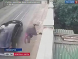 В какой-то момент на совершенно пустую дорогу на огромной скорости вылетел автомобиль Volkswagen Passat и буквально протаранил женщину со спины. В какой-то момент на совершенно пустую дорогу на огромной скорости вылетел автомобиль Volkswagen Passat и буквально протаранил женщину со спины.