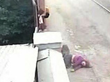 Удар был настолько сильным, что тело погибшей отбросило на насколько метров в сторону Удар был настолько сильным, что тело погибшей отбросило на насколько метров в сторону