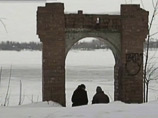 "Дорога на" - 34-минутный фильм о сотруднике магазина электротоваров, который в один прекрасный вечер надевает костюм с галстуком, выходит во двор многоэтажки, где он живет с помешанным на здоровье соседом, и очень громко посылает всех на три буквы "Дорога на" - 34-минутный фильм о сотруднике магазина электротоваров, который в один прекрасный вечер надевает костюм с галстуком, выходит во двор многоэтажки, где он живет с помешанным на здоровье соседом, и очень громко посылает всех на три буквы