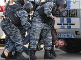 В Пушкинском сквере в центре Москвы, где должна пройти разрешенная властями акция против полицейского произвола, прошли первые задержания