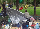 На оппозиционный лагерь в парке напротив Мосгорсуда, так называемый "ОккупайСуд", напали около 20 человек, которые разрушили все находившееся на его территории