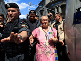 Геев пытались не пустить к Мосгордуме - там надо срочно переложить плитку. Они пришли и начались задержания Геев пытались не пустить к Мосгордуме - там надо срочно переложить плитку. Они пришли и начались задержания