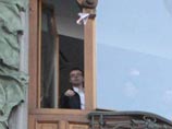 Дуров вместе с вице-президентом "Вконтакте" Ильей Перекопским, высунувшись из окна офиса фирмы на Набережной канала Грибоедова в центре города, бросал в толпу самолетики из пятитысячных купюр