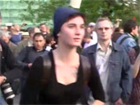 Полиция задержала 10 человек, пришедших поддержать взятую за беспорядки Александру Духанину к Петровке, 38 Полиция задержала 10 человек, пришедших поддержать взятую за беспорядки Александру Духанину к Петровке, 38