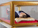 Художники-геи поставили возле резиденции премьеров мертвого Берлускони в стеклянном гробу