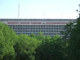 Журналист получил около 10 ударов ножом - в грудь, шею и руку. По словам пострадавшего, он был в сознании и даже сам себе вызвал скорую помощь. В НИИ скорой помощи журналиста ночью срочно прооперировали Журналист получил около 10 ударов ножом - в грудь, шею и руку. По словам пострадавшего, он был в сознании и даже сам себе вызвал скорую помощь. В НИИ скорой помощи журналиста ночью срочно прооперировали