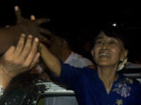 Лидер оппозиции Мьянмы Сан Су Чжи в первый раз за четверть века выехала за границу