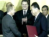 В Токио президент России Владимир Путин и премьер-министр Японии Иосиро Мори подписали совместное заявление по проблеме заключения мирного договора
