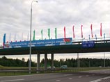 Между тем на мосту расположенном на подступах к Минску по дороге из национального аэропорта "Минск-2" местные нацболы установили растяжку с надписью "Путин пошел на х**!"