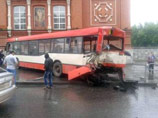 Трамвай, следовавший по улице Борчанинова, не смог остановиться в положенном месте и столкнулся с автобусом. Затем он проохал до улицы Ленина, где врезался во внедорожник