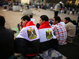 Сотни египтян второй день подряд занимают площадь Тахрир в центре Каира, требуя более жесткого наказания для экс-президента Египта Хосни Мубарака, приговоренного к пожизненному заключению