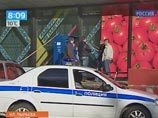 Примерно в 18:40 мужчина славянской внешности вошел в магазин и, угрожая пистолетом, попытался забрать деньги у кассира
