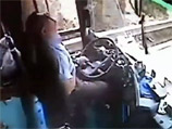 Прежде чем потерять сознание, шофер сумел плавно остановить автобус, в котором находились 24 человека, и велел пассажирам не выбегать на шоссе Прежде чем потерять сознание, шофер сумел плавно остановить автобус, в котором находились 24 человека, и велел пассажирам не выбегать на шоссе