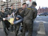 Несколько членов оппозиции задержаны во вторник в Москве у здания Госдумы во время протеста против нового законопроекта об ужесточении наказания за нарушения на митингах