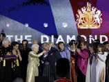 Сама королева прибыла на мероприятие в сопровождении наследного принца Чарльза, чуть припозднившись